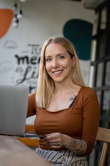 Billede af hjemmeside designer foran laptop